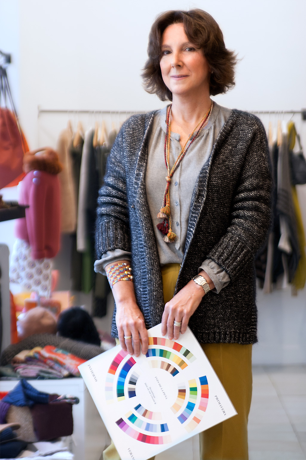 Inés de la Peña, asesora de imagen personal, posando con prendas de la tienda Ocre, situada en el barrio del Antiguo.
